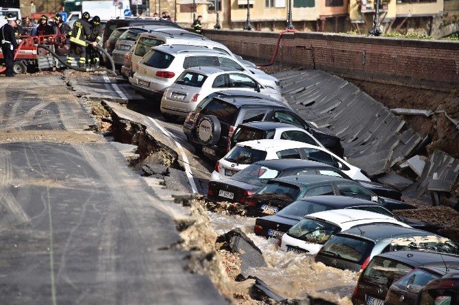 İtalya’da Yol Çöktü, 20 Araç İçine Düştü