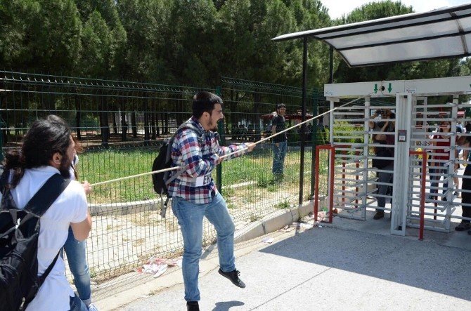 Ege Üniversitesinde Turnike Gerilimi: 17 Gözaltı