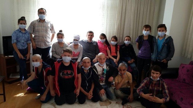 Kanser Olan Arkadaşları İçin Saçlarını Kestirdiler