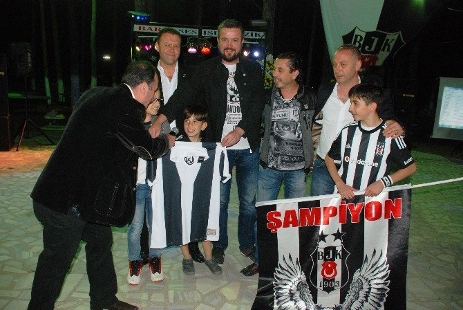 Beşiktaşlılar Şampiyonluk Gecesi Gelirini Lösemi Hastası Çocuğa Bağışladı
