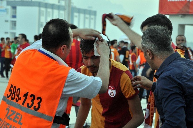 Derbi Öncesi Çıkan Arbedede Bir Taraftar Yaralandı