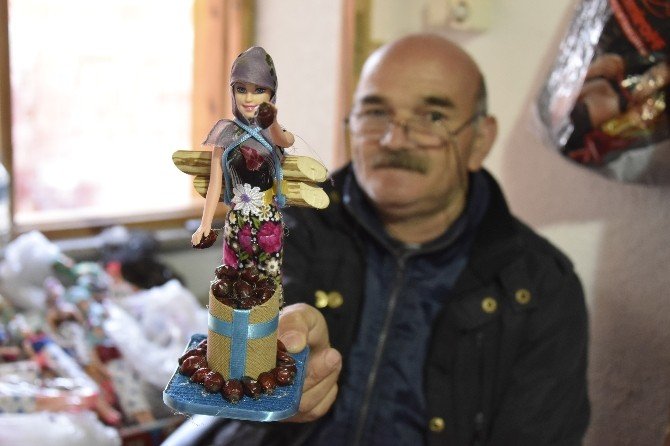 Boş Zamanlarını Oyuncak Bebek Yaparak Geçiriyor