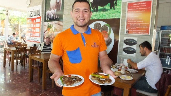 Bu Lokantada Köfteyi Kadınlar Pişiriyor