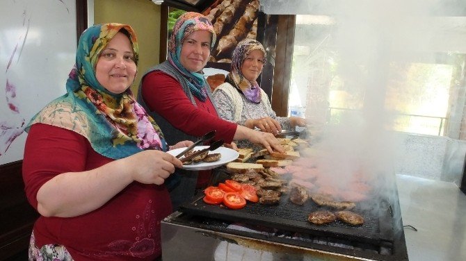 Bu Lokantada Köfteyi Kadınlar Pişiriyor