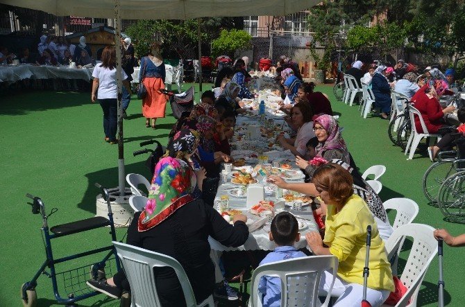 Engelli Çocuklar Tekerlekli Sandalyelerine Kavuştu