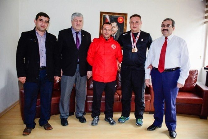 Görme Engelli Türkiye Şampiyonu Milli Atlete Malzeme Desteği