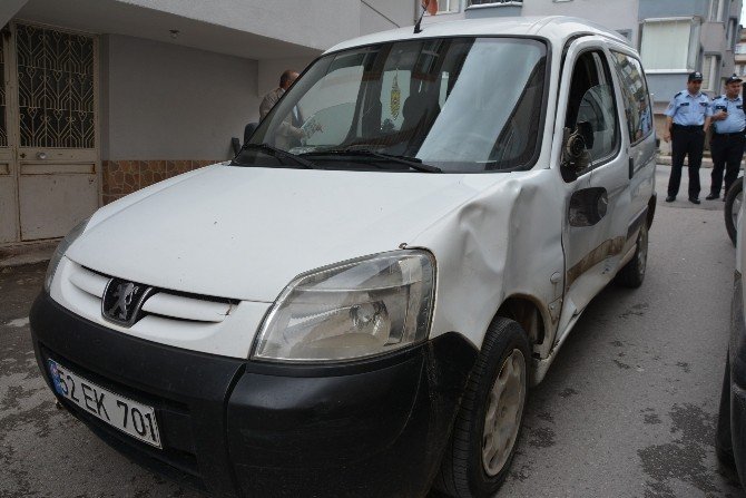 Kamyonet İle Motosiklet Çarpıştı: 2 Yaralı