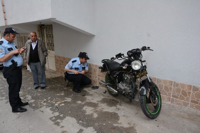 Kamyonet İle Motosiklet Çarpıştı: 2 Yaralı