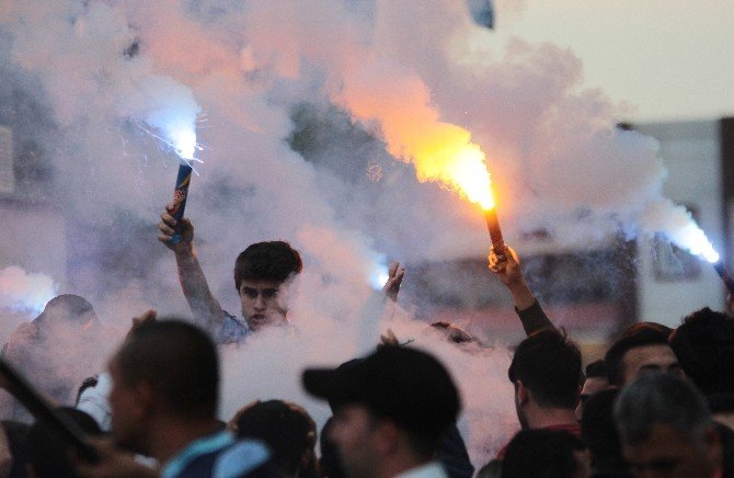 Adana Demirspor Süper Lig’e Çıkamadı, Taraftar Camları Kırdı
