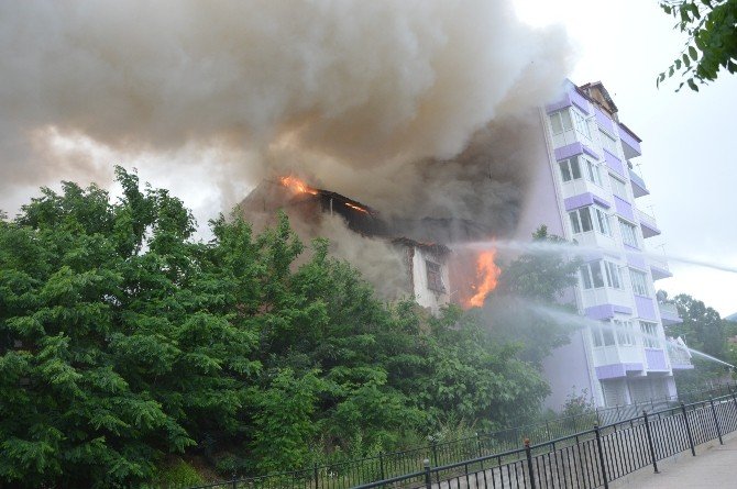 Tokat’ta Ahşap Ev Alevlere Teslim Oldu