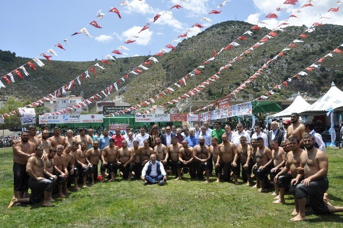 Finike Güreşlerinin Başpehlivanı İsmail Balaban Oldu