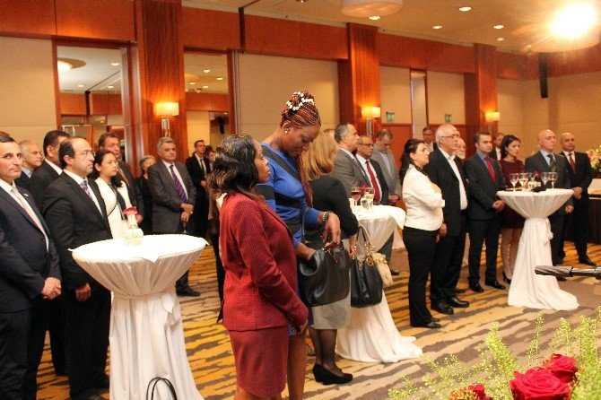 Azerbaycan’ın Cumhuriyet Bayramı İsveç’te Kutlandı