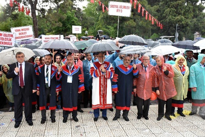 Yağmur Altında Mezuniyet Coşkusu