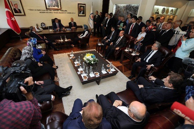 Ekonomi Bakanı Zeybekci, Denizli Büyükşehir Belediyesini Ziyaret Etti