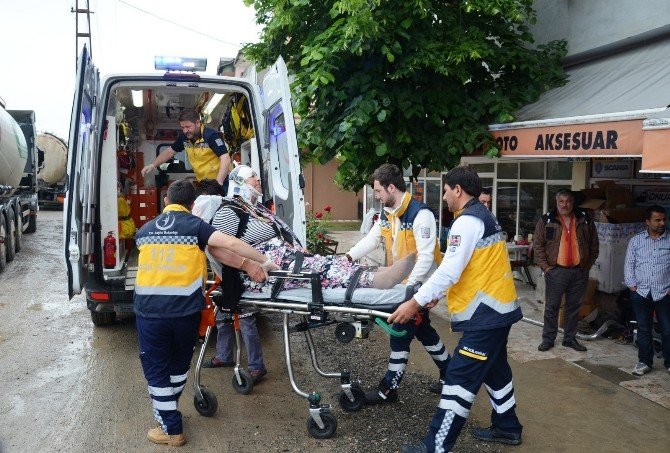 Otomobil Aydınlatma Direğine Çarptı: 3 Yaralı