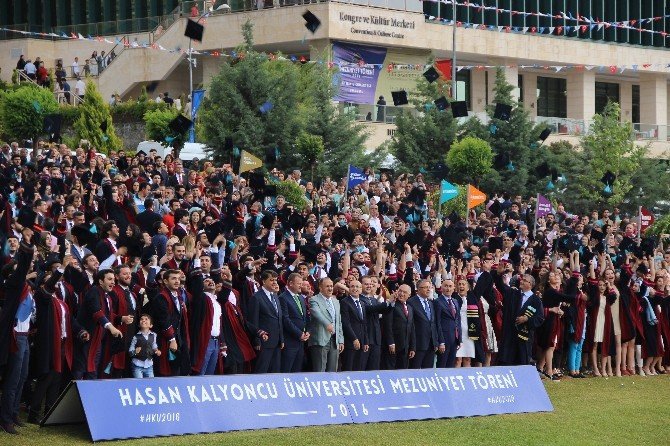 3 Çocuk Annesi Okul Birincisi Oldu