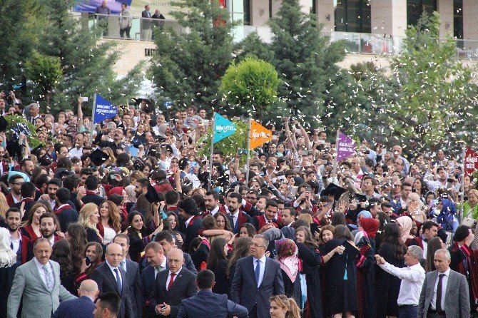 3 Çocuk Annesi Okul Birincisi Oldu