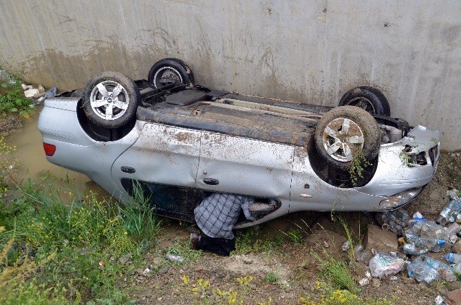 Otomobil Kanala Uçtu: 2 Yaralı