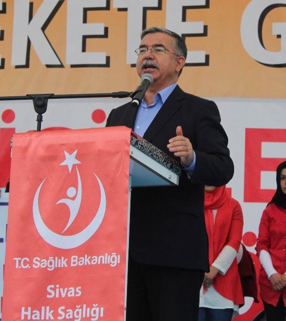 Milli Eğitim Bakanı Yılmaz Bisiklet Dağıttı