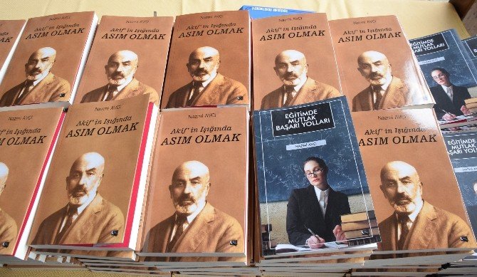 ’Akif’in Işığında Asım Olmak’ İçin İmza Töreni