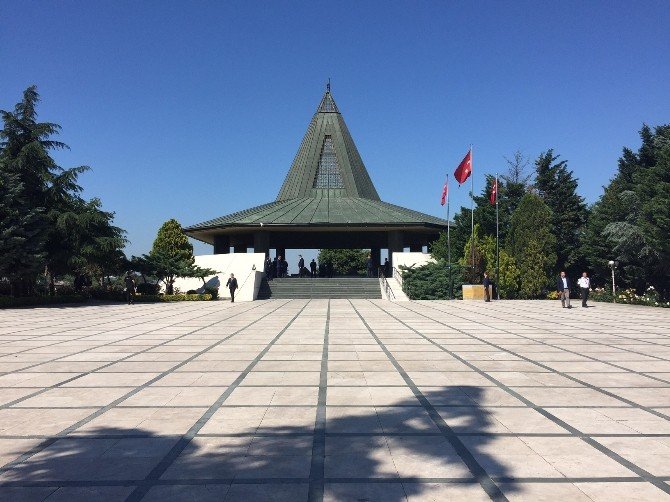 Başbakan Yıldırım, Menderes Ve Özal’ın Kabirlerini Ziyaret Etti