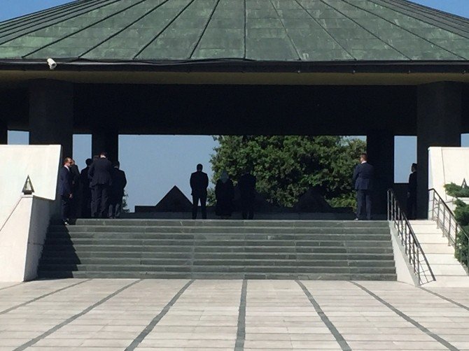 Başbakan Yıldırım, Menderes Ve Özal’ın Kabirlerini Ziyaret Etti