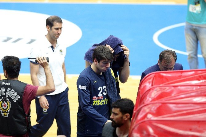 Abdi İpekçi’de Taraftarlar Olayları Nedeniyle Fener Ve Hakemler Soyunma Odasına Girdi
