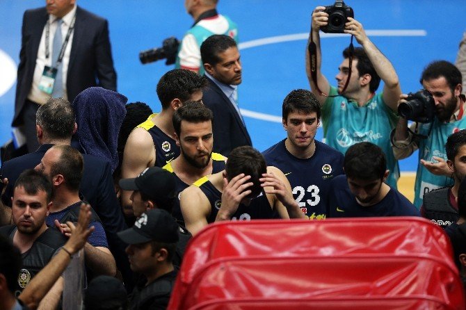 Abdi İpekçi’de Taraftarlar Olayları Nedeniyle Fener Ve Hakemler Soyunma Odasına Girdi