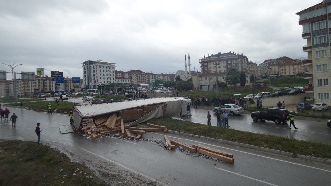 Tır Devrildi, Faciadan Dönüldü
