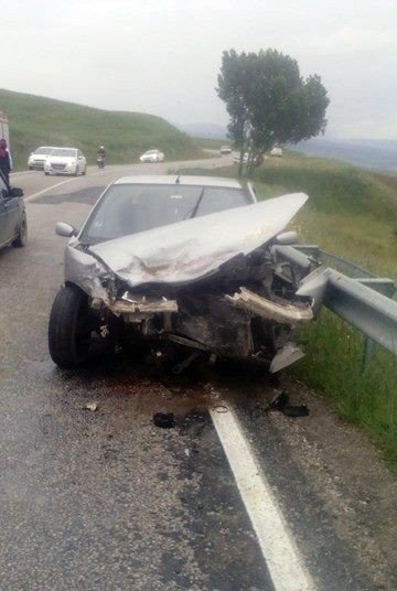 İki Otomobil Kafa Kafaya Çarpıştı: 5 Yaralı