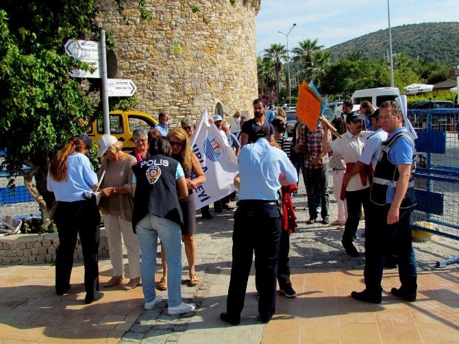 Polis Bariyerleri Arasında Müzikli Res Gösterisi