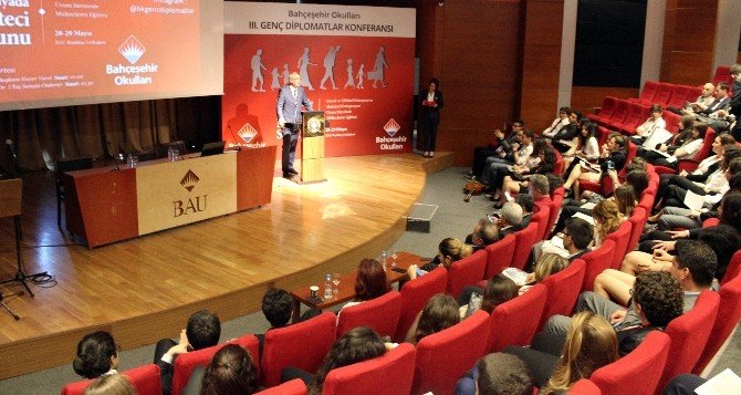 Geleceğin Diplomatları, ‘Türkiye’de Ve Dünyada Mülteci Sorununu’ Tartıştı