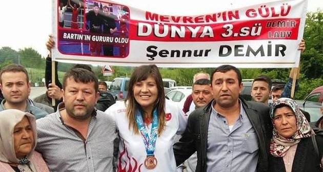 Dünya 3.’sü Milli Sporcuya Davullu Zurnalı Karşılama