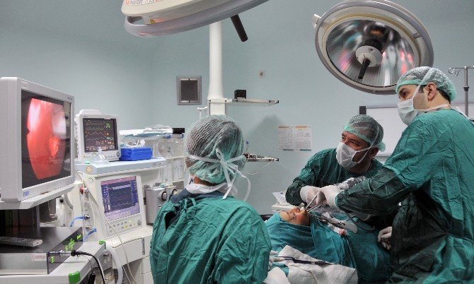 İleriye Doğru Çıkan Göz 4 Milimetre Geri Çekildi