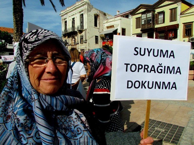Polis Bariyerleri Arasında Müzikli Res Gösterisi