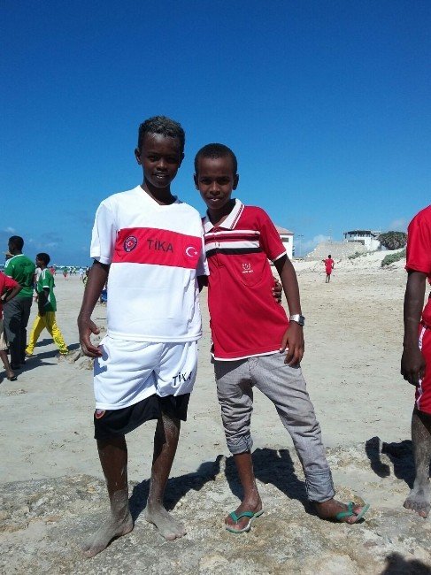 Tika’dan Somalili Gençlere Milli Takım Forması