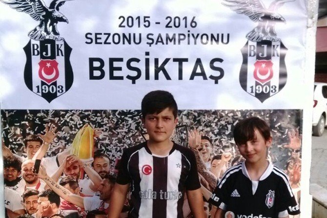 Fanatik Çeşme Siyah Beyaza Boyandı