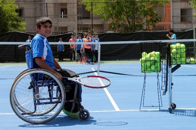 Konya’da Engeller Tenisle Aşılıyor
