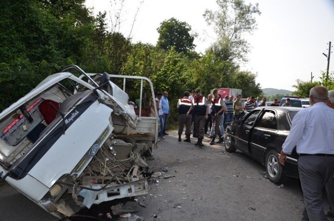 Otomobiller Kafa Kafaya Çarpıştı: 4 Yaralı