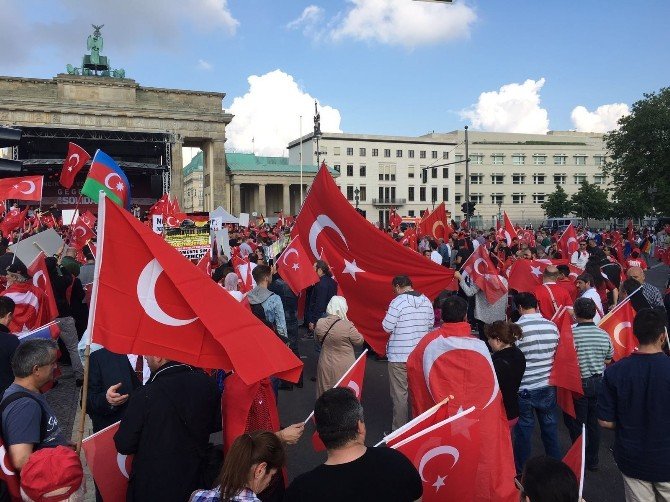Berlin’de Binlerce Türk ’Sözde Ermeni Soykırımı Tasarısı’nı Protesto Etti