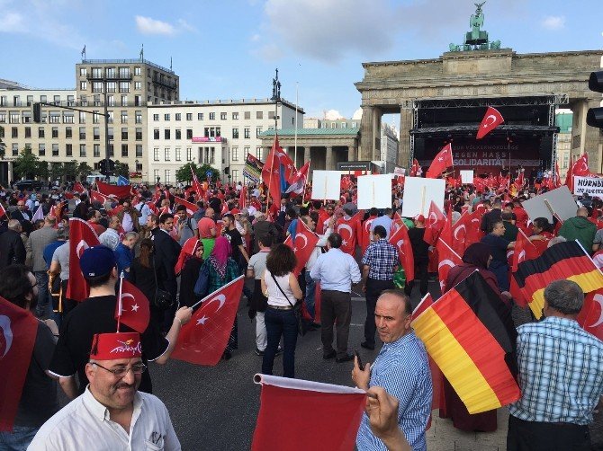 Berlin’de Binlerce Türk ’Sözde Ermeni Soykırımı Tasarısı’nı Protesto Etti