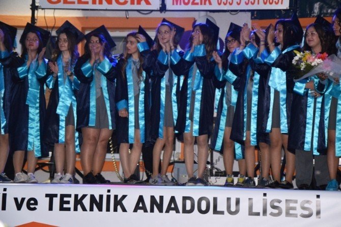 Ayşe Doğan Mesleki Ve Teknik Anadolu Lisesinde Mezuniyet Töreni