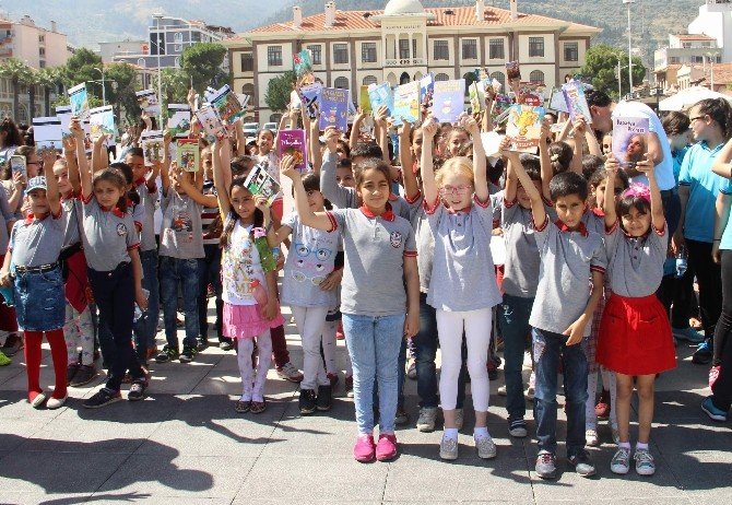 Manisa’da 2023 Öğrenci Aynı Anda Kitap Okudu