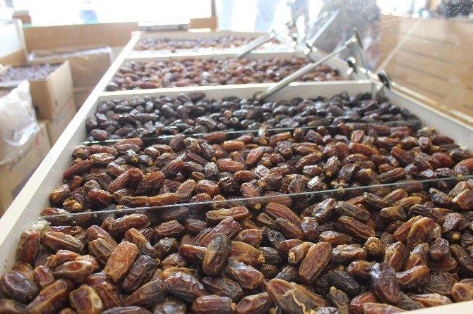 Hurma Tezgahtaki Yerini Aldı