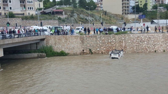 Kamyonet Yeşilırmak’a Uçtu: 3 Yaralı