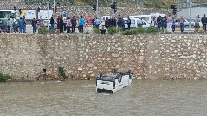 Kamyonet Yeşilırmak’a Uçtu: 3 Yaralı
