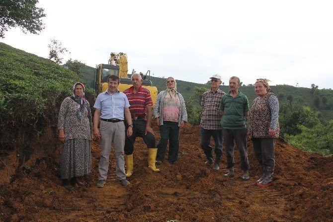 Hac Kurası Çıkmayınca Biriktirdiği Para İle Mahallesine Yol Yaptı