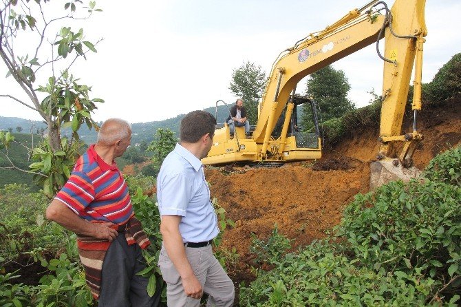 Hac Kurası Çıkmayınca Biriktirdiği Para İle Mahallesine Yol Yaptı