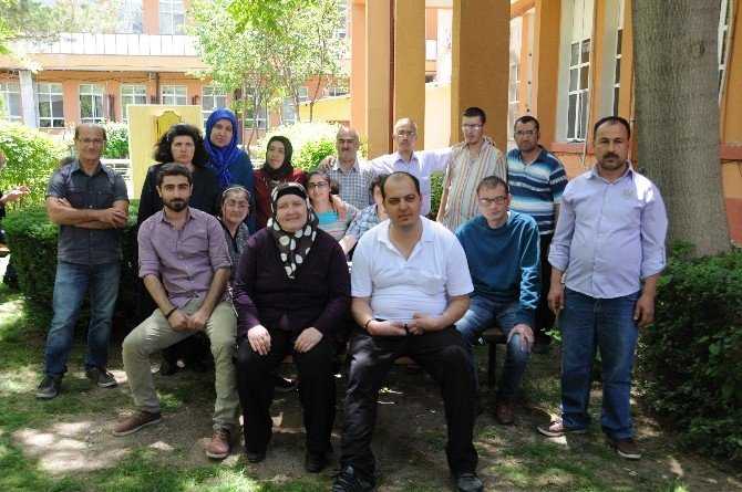 Kendilerini Tiyatro Oyununda Anlattılar