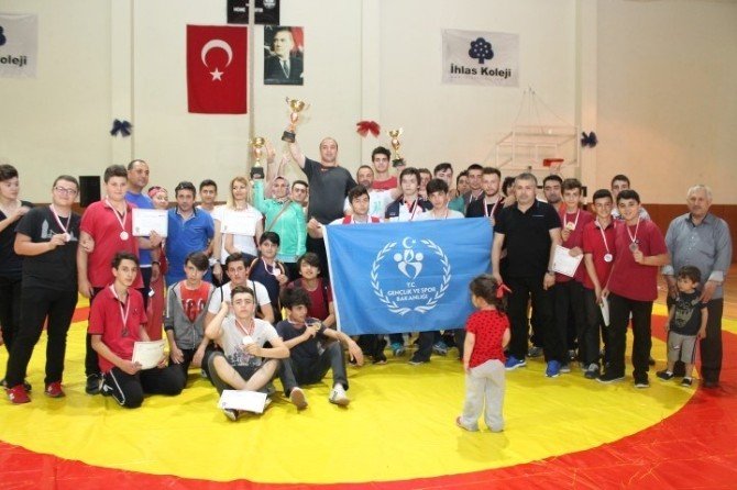 Fetih Kupası’nda İhlas Koleji Güreş Takımı Fırtına Gibi Esti